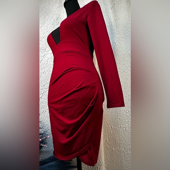 Deep V-Neck Long Sleeve Mini Red Dress with Cut out Back (M) - Picture 3 of 11